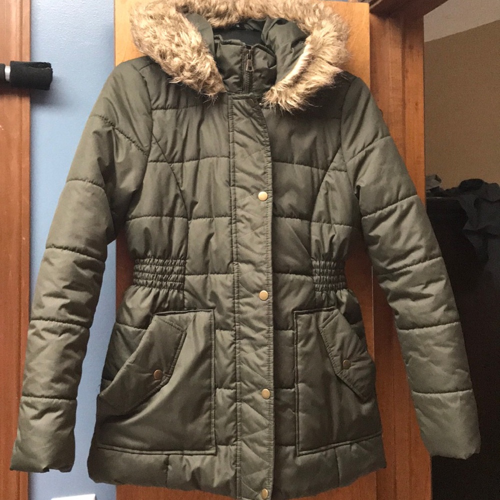 New without tags Macy’s winter coat size medium.